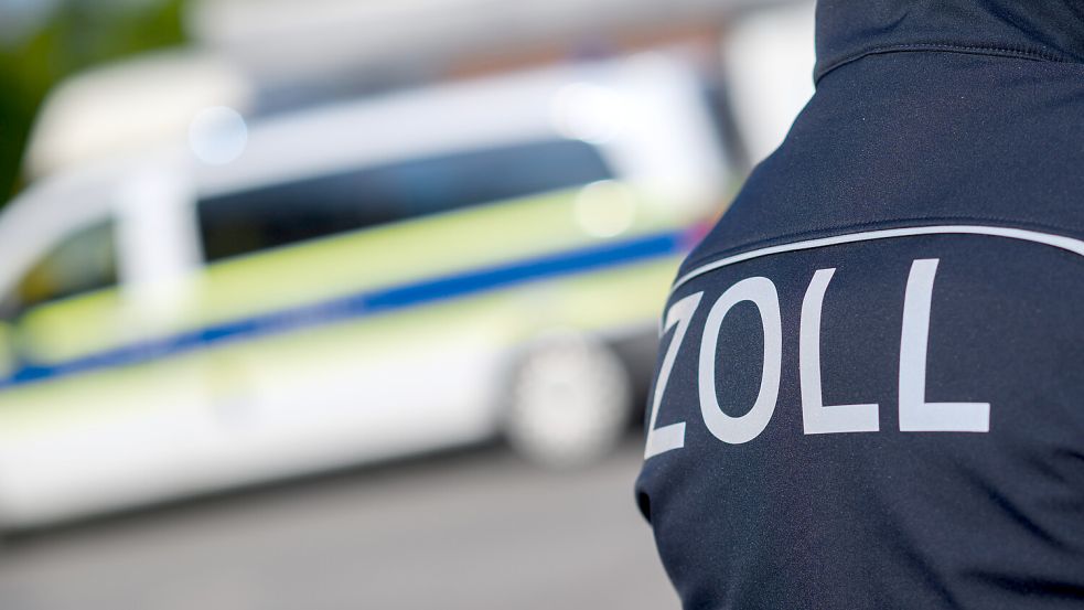 Emder Zollbeamte haben im Dezember bei Busreisenden Heroin und Kokain entdeckt. Symbolfoto: Julian Stratenschulte/dpa