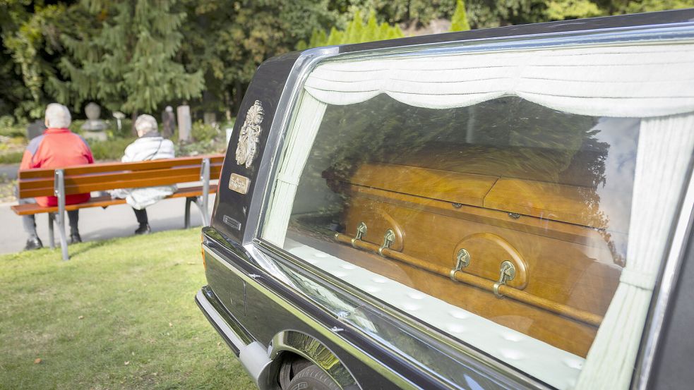 Zu einer fatalen Verwechslung kam es bei einer Beisetzung im rheinländischen Rheinbach. Foto: IMAGO/Swaantje Hehmann