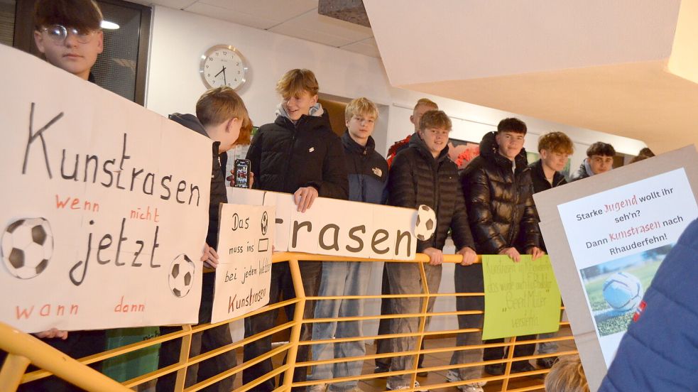 Vor der Ratssitzung im Dezember 2025 machten sich Jugendliche der Sportvereine für einen Kunstrasenplatz in Rhauderfehn stark. Nun könnte das Projekt bereits gescheitert sein. Foto: Archiv/Astrid Fertig
