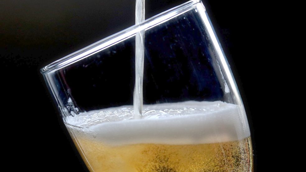 Der deutsche Biermarkt ist 2025 außergewöhnlich stark um mehr als sechs Prozent geschrumpft. Foto: Roland Weihrauch/dpa