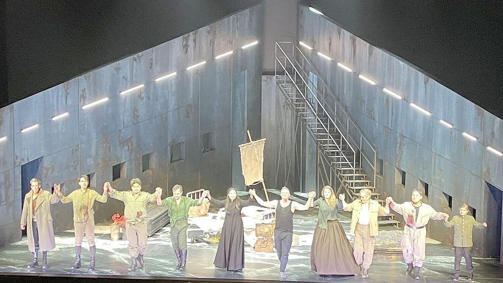 Ende eines großartigen Theaterabends: Schlussapplaus für die Darsteller in Wagners „Tristan und Isolde“ am Theater Münster. Foto: Stefan Lüddemann