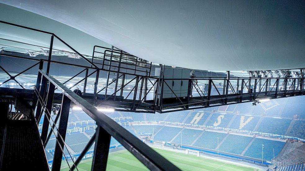 Durch Tauwasser infolge des starken Wintertreibens im Norden sind Beulen in der Dachmembran des Hamburger Volksparkstadions erkennbar. Foto: Nils Heitmann/HSV/dpa