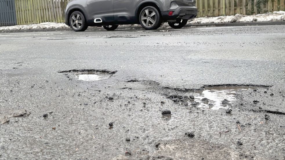 Im Slalom-Parcours geht es für Autofahrer derzeit über die Oldersumer Straße, wenn sie die Schlaglöcher vermeiden wollen. Foto: Mieke Matthes