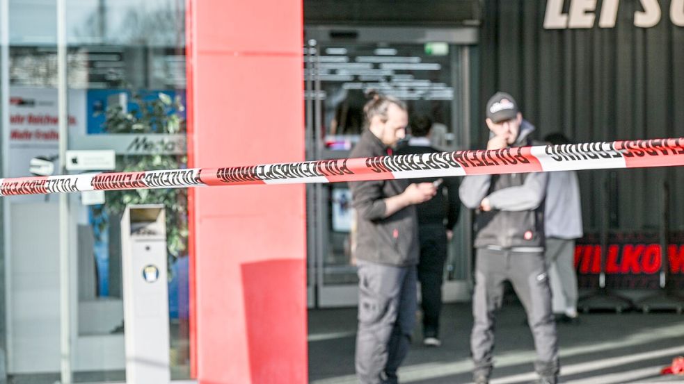 Zwei Mitarbeiter werden bei einem Messerangriff in einem Einkaufszentrum verletzt. Foto: Jason Tschepljakow/dpa