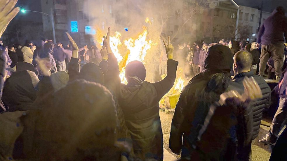 Demonstrierende im Iran - die USA verfolgen das Geschehen genau. (Archivbild) Foto: Uncredited/UGC/AP/dpa