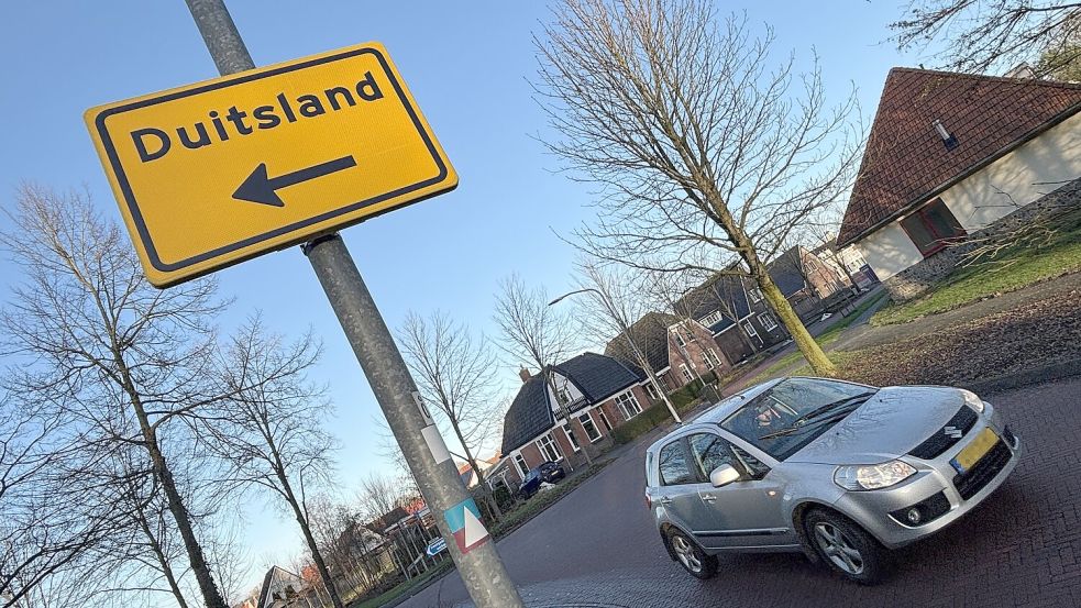 Nach Deutschland links ab – in Bad Nieuweschans ist der Weg ins Nachbarland ausgeschildert. Foto: Vera Vogt
