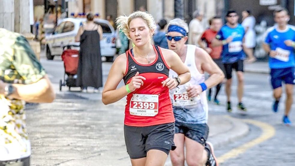 Auch im Urlaub läuft Anneke Girod. Das Foto zeigt sie beim Palma-Marathon. Foto: Privat/Thomas Girod