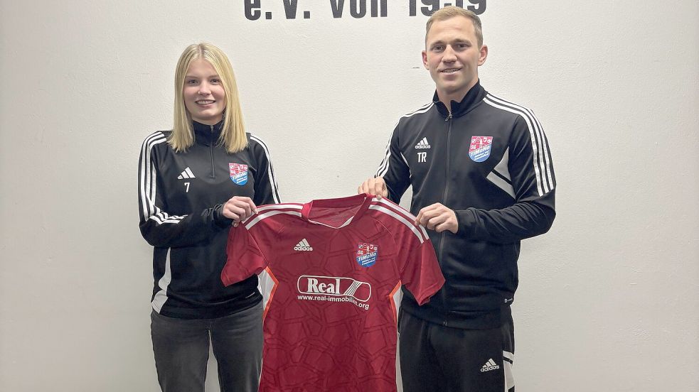 Lena Garvels (links) trägt künftig das TiMoNo-Trikot. Trainer Jan-Henrik Koppelkamm freut sich sehr über ihre Zusage. Foto: SV TiMoNo