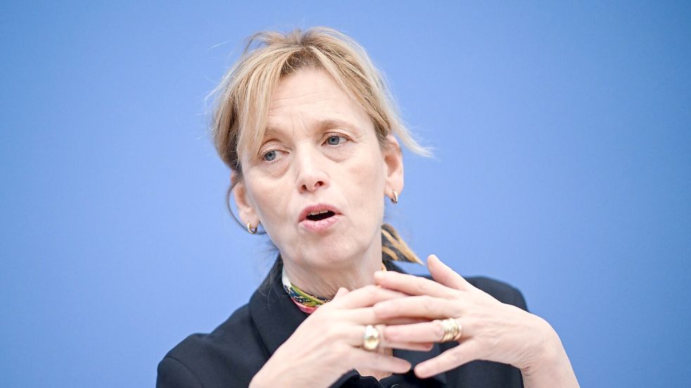 Ministerin Prien sieht das Internet auch als Mittel gegen Einsamkeit bei Älteren. Foto: Britta Pedersen/dpa