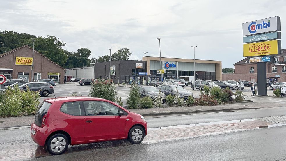 An der Ostertorstraße in Remels befinden sich mehrere Märkte – unter anderem auch Netto. Foto: Lars Löschen/Archiv