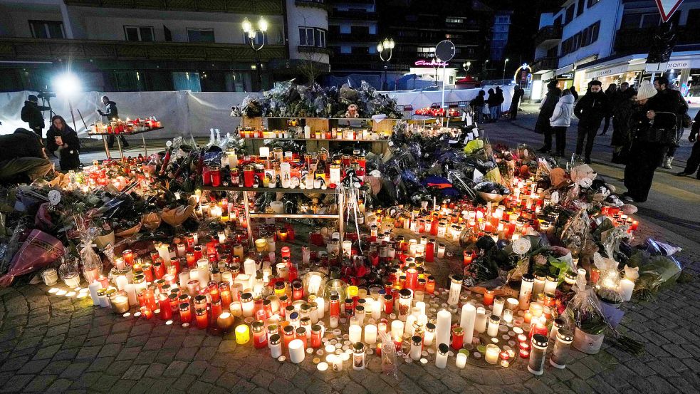 Während die Menschen noch um die Opfer der Brandtragödie in Crans-Montana trauern, veröffentlicht das Satiremagazin „Charlie Hebdo“ eine fragwürdige Karikatur. Foto: Antonio Calanni/AP/dpa