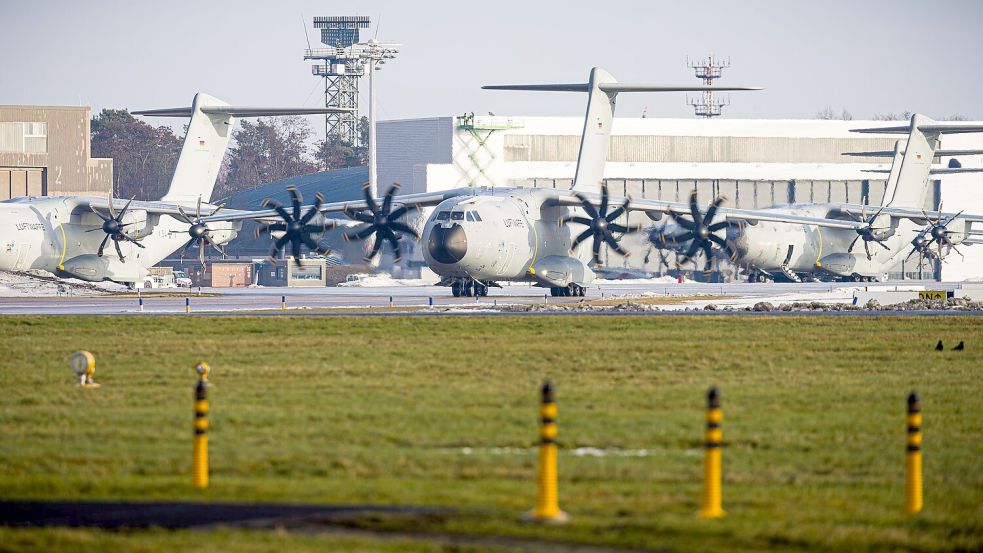 Deutsche Bundeswehr-Soldaten sind am Morgen vom Fliegerhorst Wunstorf nach Dänemark gestartet. Foto: Moritz Frankenberg