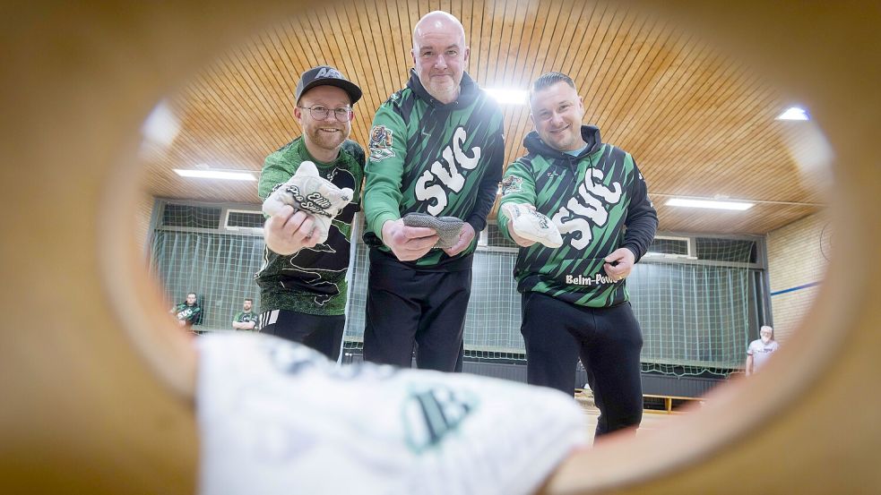 Sind süchtig danach, Säckchen zu werfen (v. li.): Konstantin Bär, Marc Buschmann und Paul Carpenter spielen Cornhole für den SVC Belm-Powe. Foto: Swaantje Hehmann