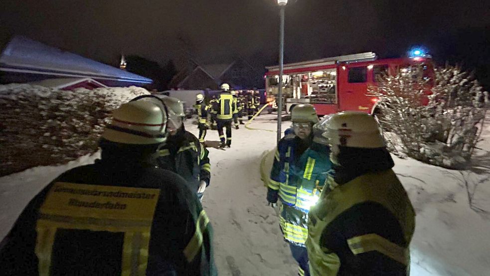 Die Einsatzkräfte der Feuerwehren waren schnell vor Ort und konnten den Schuppenbrand in der Brahmsstraße in Rhauderfehn rasch löschen. Foto: Feuerwehr Westrhauderfehn