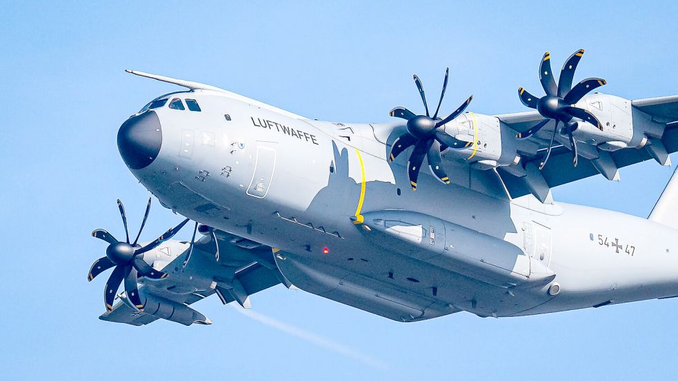 Ein Airbus des Typs A400 M flog am Mittwoch über Ostfriesland. Symbolfoto: Sina Schuldt/DPA