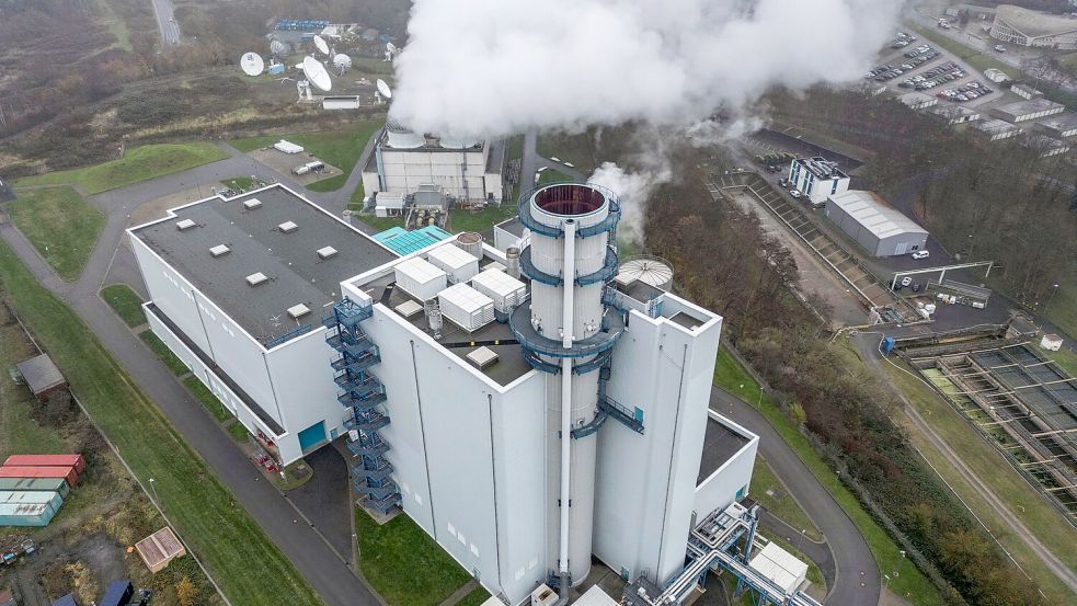 Dampf steigt aus der Kühlung eines Gaskraftwerkes in Hürth. (Archivbild) Foto: Oliver Berg