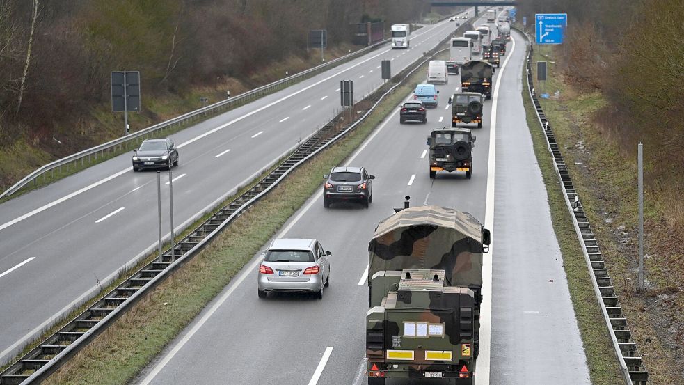 Italienische Soldaten sind am Donnerstag vom Seehafen in Emden zum Truppenübungsplatz Bergen gefahren. Foto: Lars Penning/dpa