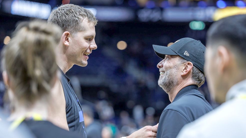 Jürgen Klopp (r) unterhielt sich mit Rückkehrer Moritz Wagner. Foto: Andreas Gora
