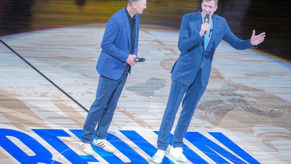 Schrempf (l) und Nowitzki sprachen zum Publikum. Foto: Soeren Stache
