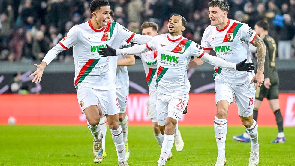 Alexis Claude-Maurice (M) jubelt nach seinem Traumtor mit seinen FCA-Kollegen. Foto: Harry Langer