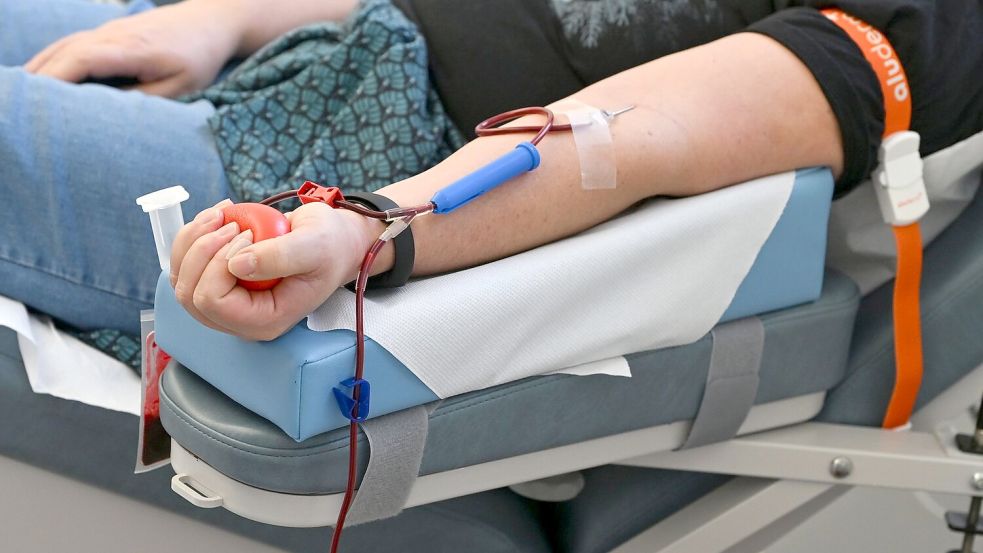 Derzeit werden die Blutkonserven knapp. Grünen-Politiker Janosch Dahmen fordert daher flexiblere Modelle für das Spenden - etwa mit Hilfe von Telemedizin. Foto: Jens Kalaene