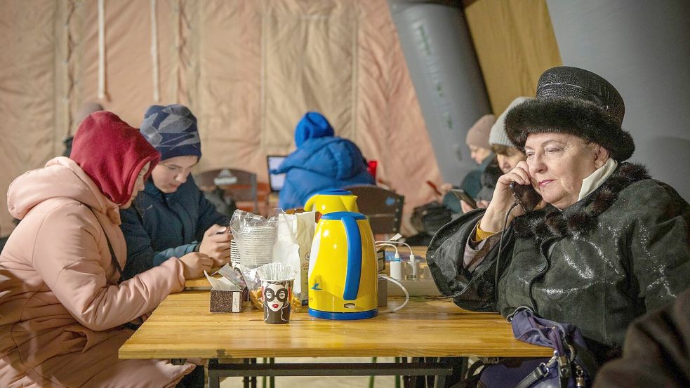 Aufwärmpunkte sollen den Ukrainern durch die schwere Zeit nach russischen Luftangriffen helfen. Foto: Danyil Bashakov/AP/dpa