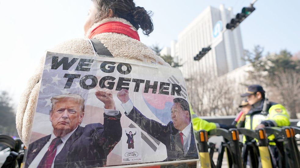 Die Anhänger von Südkoreas Ex-Präsident Yoon Suk Yeol hoffen auf Hilfe von Donald Trump. Foto: Lee Jin-man/AP/dpa