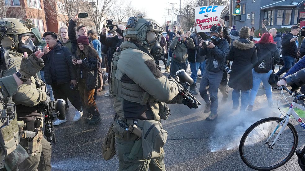 In den USA haben sich die Proteste gegen die Einwanderungsbehörde ICE zuletzt zugespitzt. Foto: dpa/AP/Adam Gray