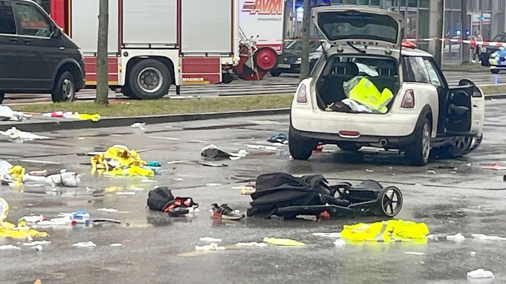 Ein Kinderwagen liegt nach dem Anschlag auf der Straße, ein zweijähriges Kind starb. (Archivbild) Foto: Christoph Trost/dpa