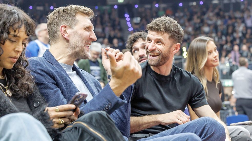 Der Promi-Faktor war gegeben: Dirk Nowitzki (l) und Thomas Müller am Spielfeldrand. Foto: Andreas Gora