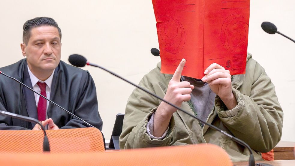 Mehrfach hob der Angeklagte den Zeigefinger. Foto: Peter Kneffel/dpa