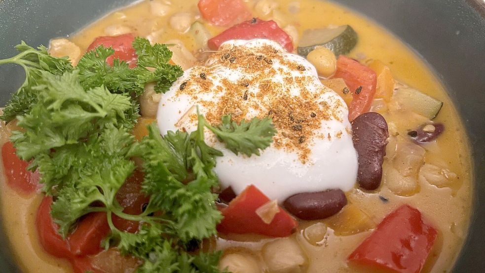 Schön bunt – dieser Eintopf ist perfekt für graue Regentage. Foto: Carmen Leonhard