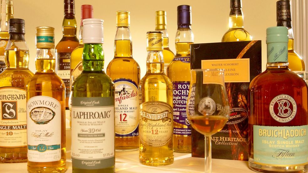 Wird von Kennern immer noch gerne in der Glasflasche gekauft: Whisky aus Schottland. Foto: Dirk Holst