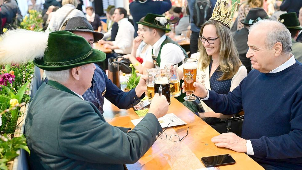 In den Messehallen gibt es Spezialitäten und Getränke. Foto: Sebastian Christoph Gollnow/dpa