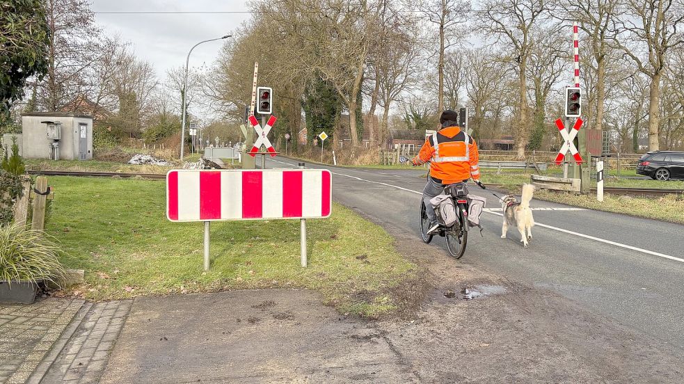 Blick Richtung Holtland: Radfahrer und Fußgänger müssen vom Weg auf die Gegenfahrbahn der Holtlander Straße wechseln. Der Rad- und Fußweg ist hier für einige Meter ausgesetzt. Foto: Lars Löschen