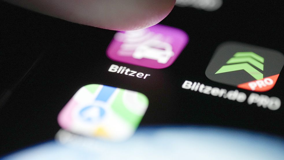 Bisher ist nur die Nutzung während der Fahrt verboten, der Besitz einer Blitzer-App aber erlaubt: Das soll sich nach dem Willen der Länder nun ändern. Foto: IMAGO/Political-Moments