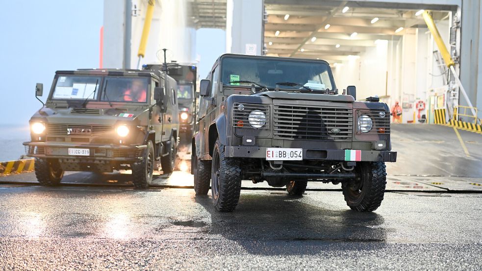 Nato-Großmanöver „Steadfast Dart 26“: Auch Fahrzeuge wurden in Emden umgeschlagen und werden sich von dort aus auf den Weg zum Einsatzort machen. Foto: picture alliance/dpa