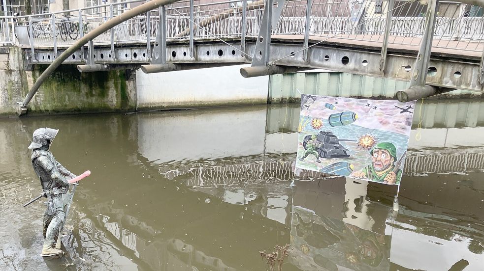 Mit einem übergroßen, erigierten Penis und dem Blick auf eine Kriegsszene wurde die Bronzeskulptur „Fountain of Wishes“ in Osnabrück verunstaltet. Foto: Sophie Handl