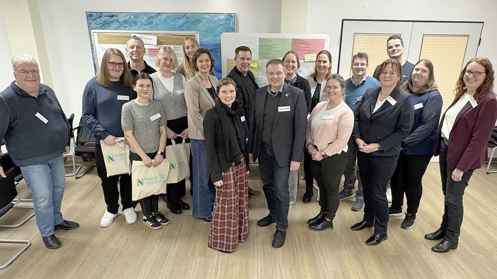 Gemeinsam für den Gesundheitstourismus in Norddeich: Studenten der Hochschule Emden/Leer haben sich für die Norder Wirtschaftsbetriebe mit dem Thema befasst. Bei der Vorstellung der Ergebnisse mit dabei waren unter anderem Kurdirektorin Eva Krüger-Linzer (Bildmitte) und Nordens Erster Stadtrat Marcus Aukskel, dahinter Bürgermeister Florian Eiben und die Geschäftsführerin der Wirtschaftsbetriebe Dr. Alexandra Thürkow, außerdem Badearzt Wilfried Lüdeking (ganz links). Foto: Tourismus-Service