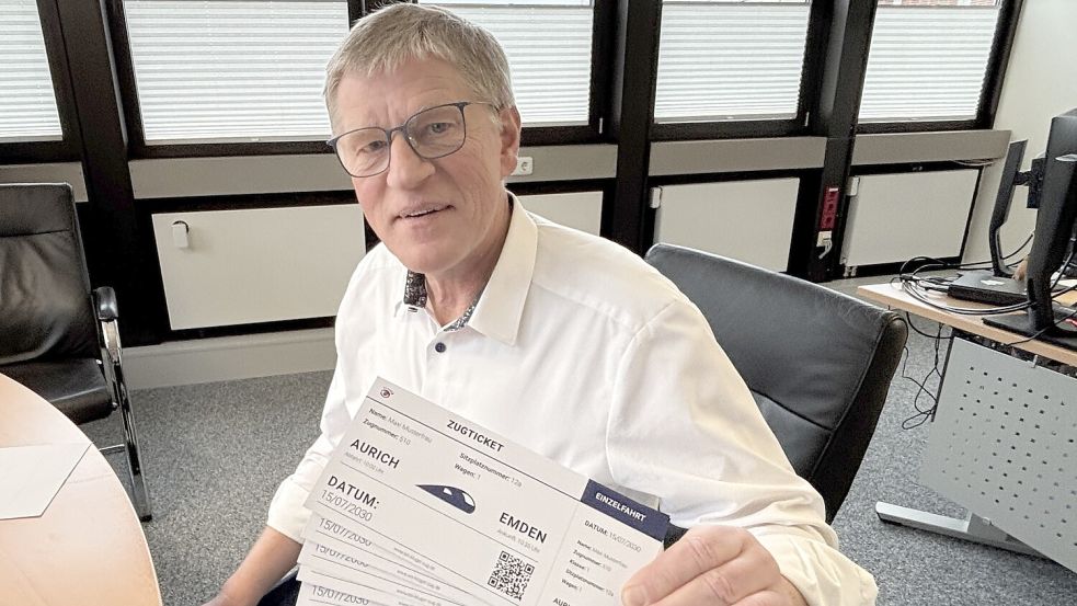 Mit einem fiktiven Zugticket, hinter dem sich Informationen verstecken, will Bürgermeister Horst Feddermann Skeptiker und Kritiker der Reaktivierung überzeugen. Foto: Karin Böhmer