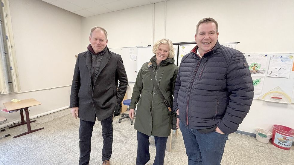 Alwin Mellies (CDU, von links), Heike Ippen (ZoB) und Bürgermeister Florian Eiben besichtigten nach der Feierstunde die Räume der Grundschule. Foto: Rebecca Kresse