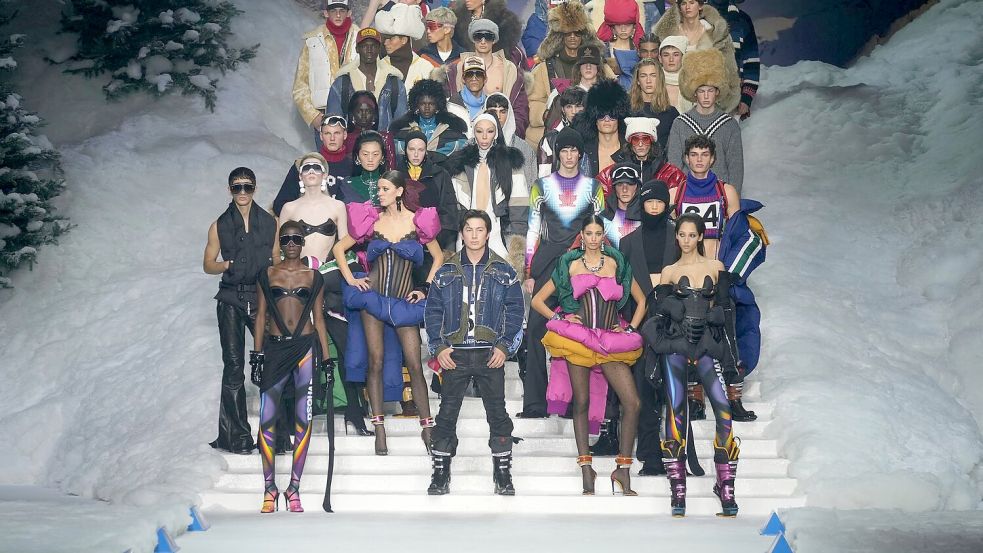 Der kanadische Schauspieler Hudson Williams (Mitte) gab bei der Modewoche in Mailand sein Debüt auf dem Laufsteg. Foto: Antonio Calanni/AP/dpa