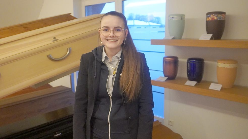 Maren Brouwers junges Aussehen sorgt bei den Trauernden, die sie berät, manchmal für Skepsis. Dann punktet die Bestattermeisterin gerne mit ihrem Fachwissen. Foto: Alicia Heskamp