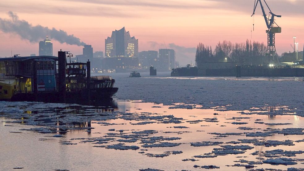 Die Hamburger Feuerwehr hat einen Toten aus der Elbe geborgen. (Symbolbild) Foto: Georg Wendt