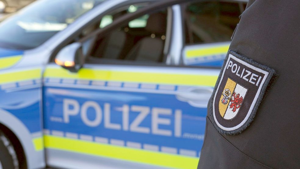 Nach einem Verkehrsunfall bei Ribnitz-Damgarten hat die Polizei in der Wohnung des Unfallfahrers eine Leiche gefunden. (Symbolbild) Foto: Marcus Brandt