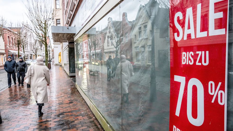 Die Fenster sind verhängt, sonst sieht das Gebäude in der Brunnenstraße von außen weitgehend unverändert aus. Nicht mehr lange, dann wird es abgerissen. Foto: Klaus Ortgies