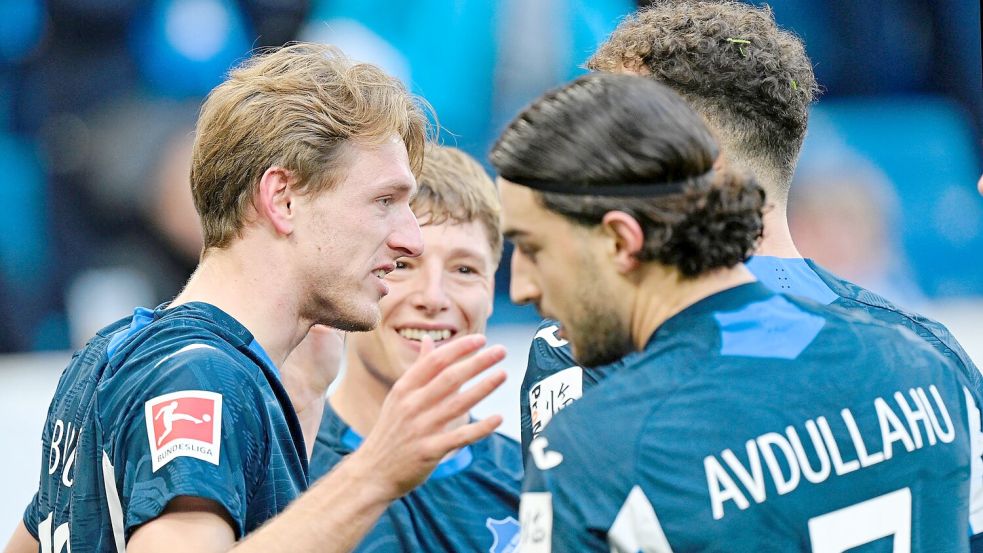 Wouter Burger (l.) darf sich zum 1:0 beglückwünschen lassen. Foto: Uwe Anspach