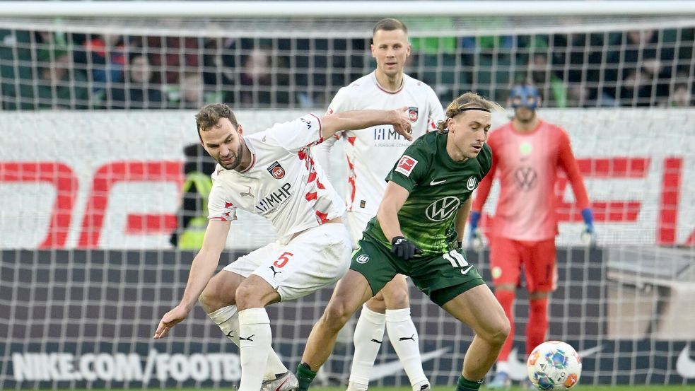 Wolfsburgs Lovro Majer (r) wird vom Heidenheimer Benedikt Gimber bedrängt. Foto: Swen Pförtner