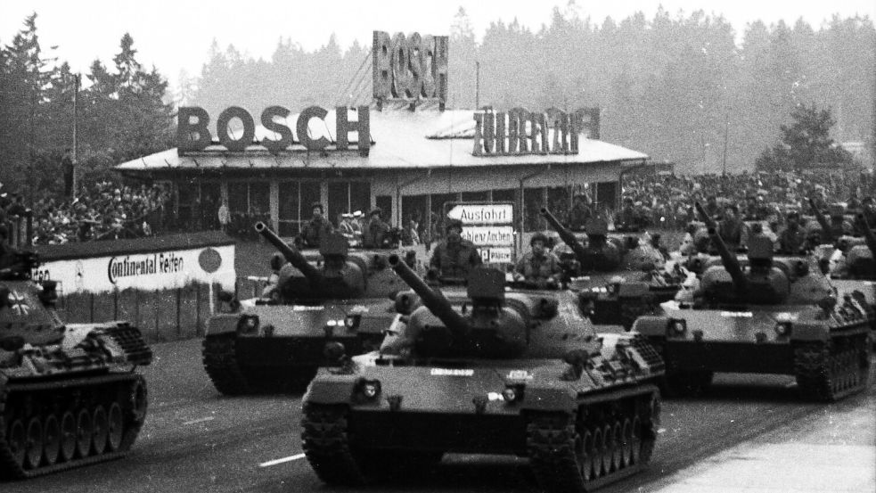 Nato-Parade in Dortmund 1969: Beinahe hätte es 15 Jahre zuvor eine europäische Armee gegeben - und die Geschichte der Bundeswehr wäre eine ganz andere gewesen. Foto: imago/Klaus Rose