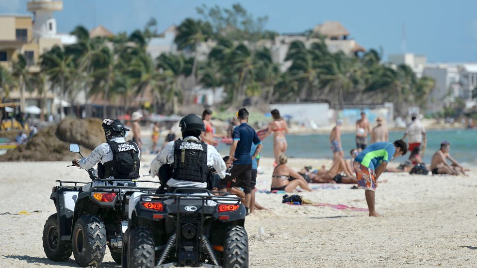 In Mexiko patrouillieren in einigen Gebieten Polizisten sogar am Strand. Foto: imago/NurPhoto